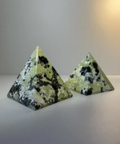 Alternative view of Serpentín x Pyrit "Duet" (Pyramída2)
