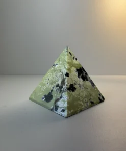 Alternative view of Serpentín x Pyrit "Duet" (Pyramída1)